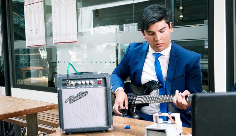 tocando-guitarra-música