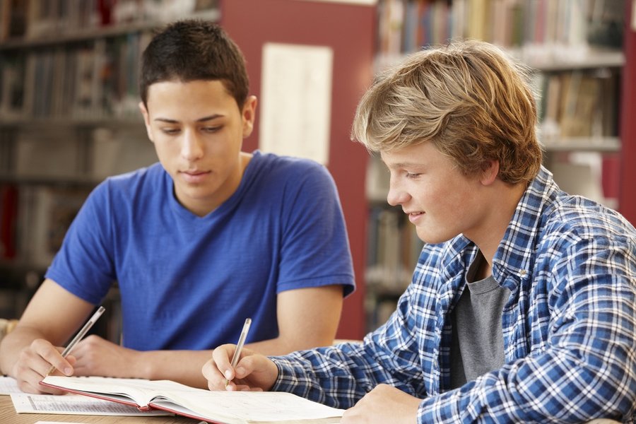 universitarios estudiando.jpg