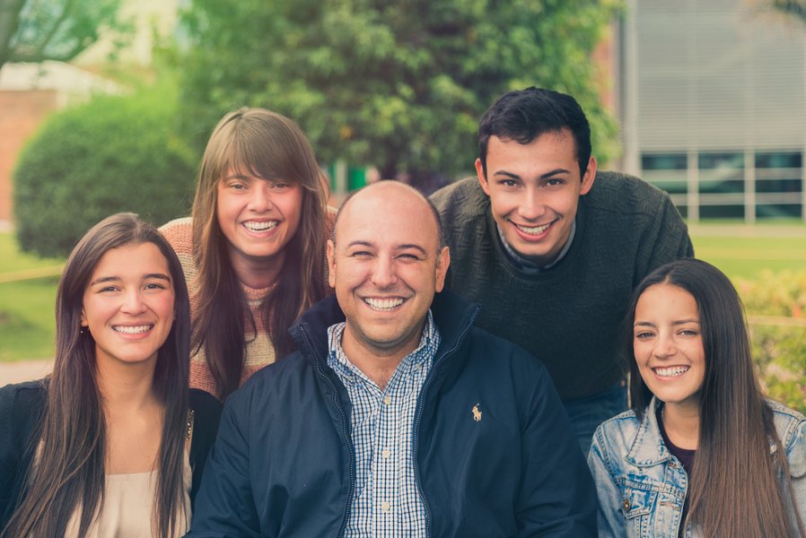 Aseguramiento-de-la-calidad---estudiantes-sonrientes-en-el-campus.jpg