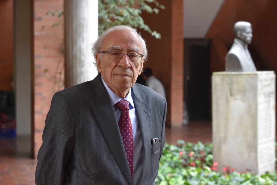 Eduardo Sarmiento.jpg
