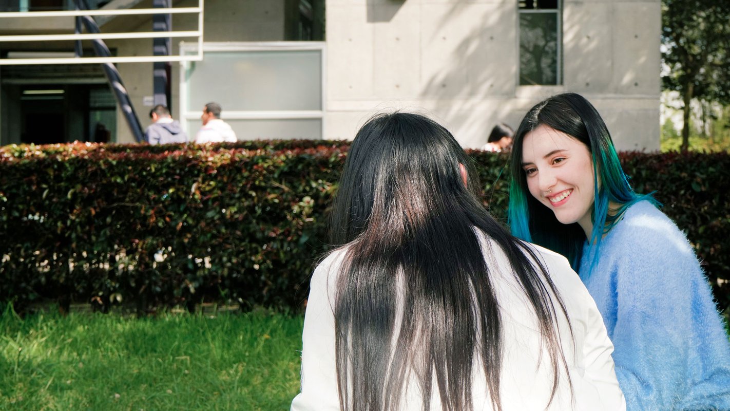Estudiantes-compartiendo-frente-al-Bloque-F-en-las-zonas-verdes-del-campus-universitario.jpg