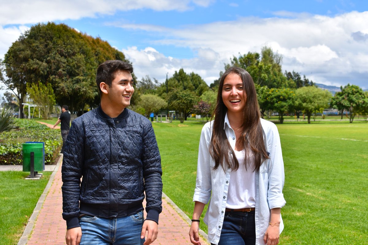 Estudiantes-compartiendo-frente-al-coliseo-el-otoño-en-el-campus-de-la-Escuela.jpg