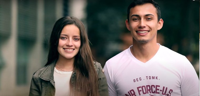 Estudiantes sonrientes en el campus.JPG