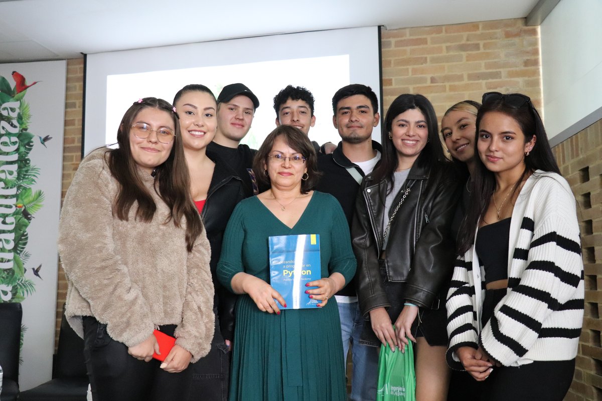 Lanzamiento del libro 'Empezando a programar en Phyton, ingeniera Patricia Salazar (9)