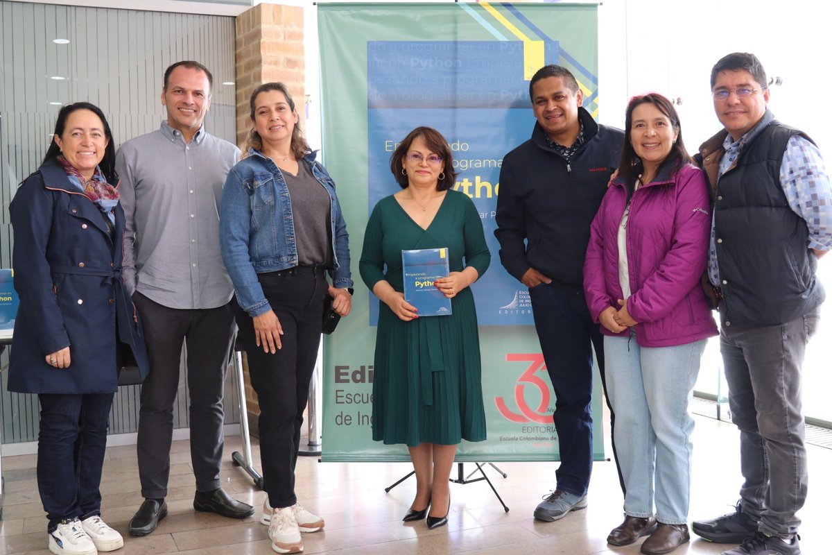 Lanzamiento del libro 'Empezando a programar en Phyton, ingeniera Patricia Salazar (6)