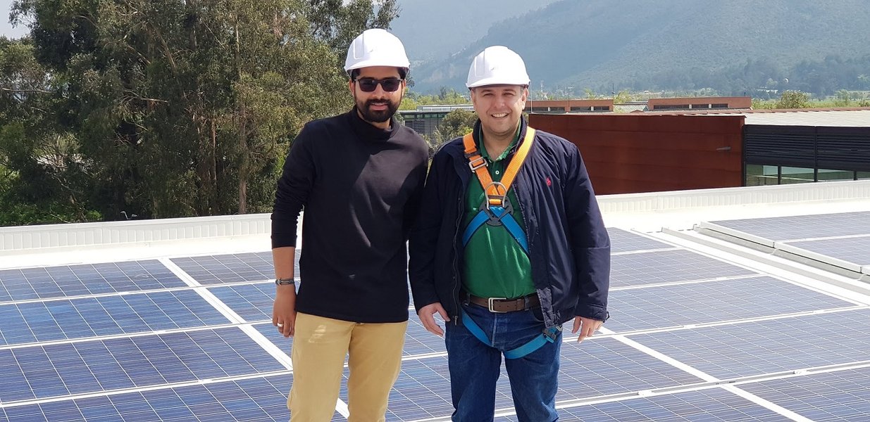 Panel solar con profesores.jpg