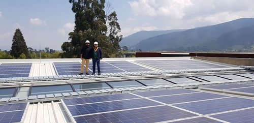 Panel solar y profesores.jpg