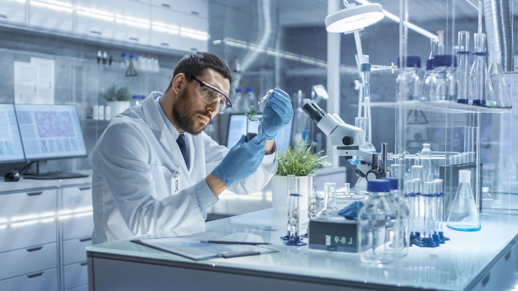 eciciencia-photo-in-a-modern-laboratory-researc.original.jpg